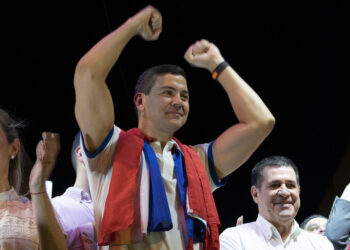 Uma transição presidencial entre protestos e denúncias: os desafios de Santiago Peña no Paraguai