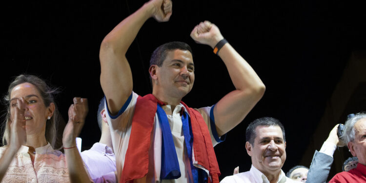 Uma transição presidencial entre protestos e denúncias: os desafios de Santiago Peña no Paraguai