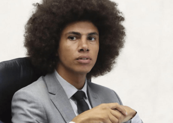 Deputado Renato Freitas critica ‘revista aleatória’ da PF durante voo: ‘fui humilhado’