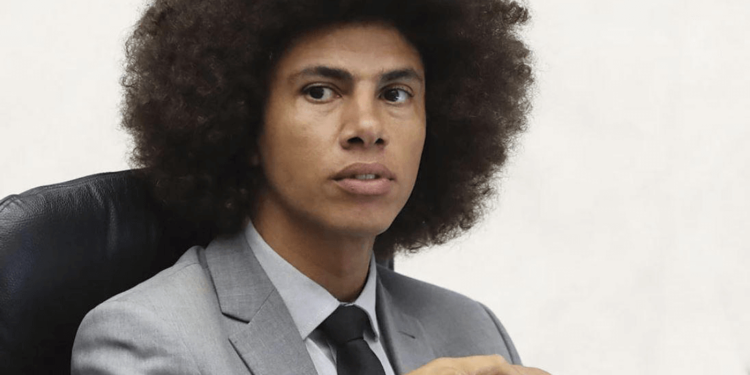 Deputado Renato Freitas critica ‘revista aleatória’ da PF durante voo: ‘fui humilhado’