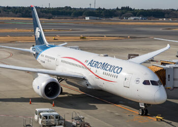 Brasileiros em conexão no México estão sendo postos numa sala, com passaporte e celular confiscados