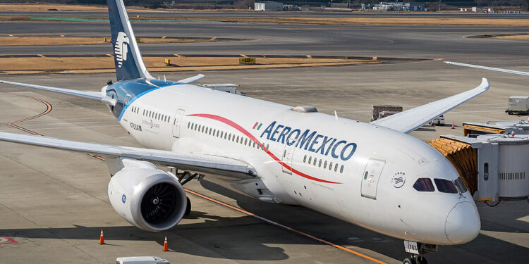 Brasileiros em conexão no México estão sendo postos numa sala, com passaporte e celular confiscados