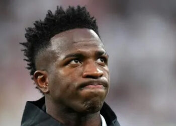 “Meu Deus do céu, não faça isso Vinicius Júnior”; Craque recebe contrato de R$ 627 milhões para jogar na Premier League, mas torcida do Flamengo reprova