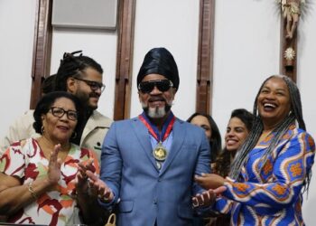 Carlinhos Brown recebe honraria da Assembleia Legislativa da Bahia