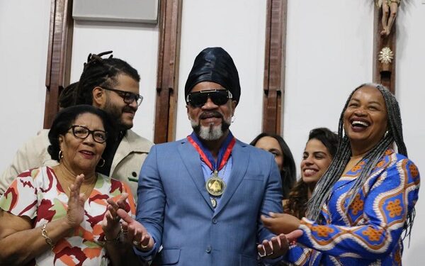 Carlinhos Brown recebe honraria da Assembleia Legislativa da Bahia
