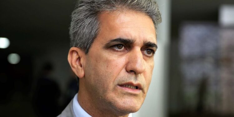 Robinson critica gestão de Bruno Reis por salários dos professores