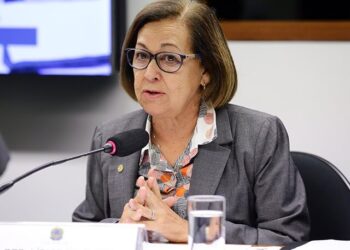 Deputada Lídice da Mata critica oposição ao Governo Lula e elogia programas sociais e projetos de mobilidade urbana.