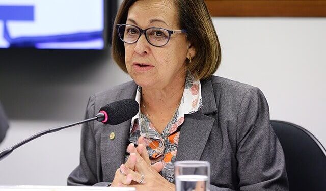 Deputada Lídice da Mata critica oposição ao Governo Lula e elogia programas sociais e projetos de mobilidade urbana.