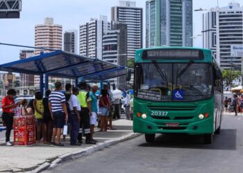 Prefeito de Salvador sanciona lei que autoriza o uso de bermudas pelos rodoviários no verão