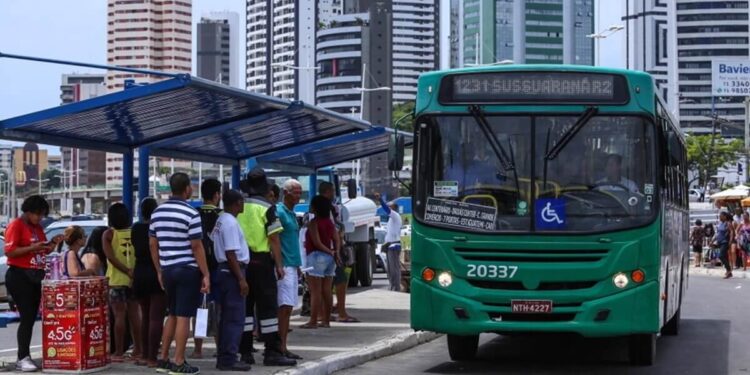 Prefeito de Salvador sanciona lei que autoriza o uso de bermudas pelos rodoviários no verão
