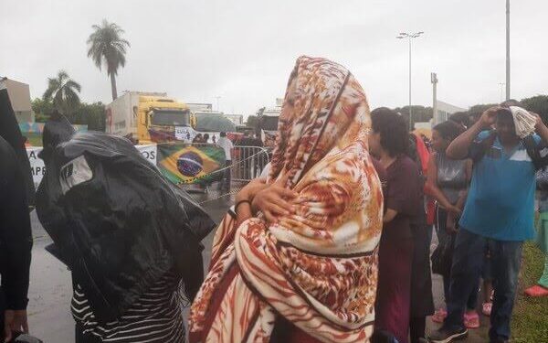 Moradores de Boa Vista enfrentam fila para receber doações de pacotes de salsicha destinados à exportação para a Venezuela