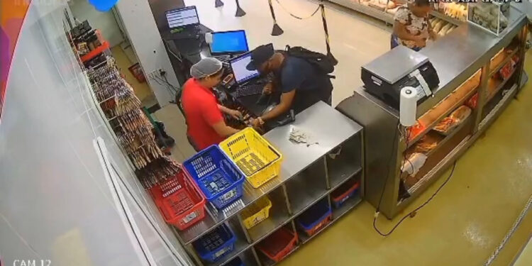 Assalto em loja do Frigorífico Soares em Paripe, Salvador, é capturado por câmera de vigilância