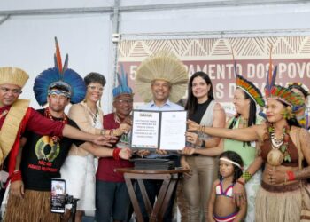 Governador anuncia ações para povos indígenas durante Acampamento Terra Livre Bahia