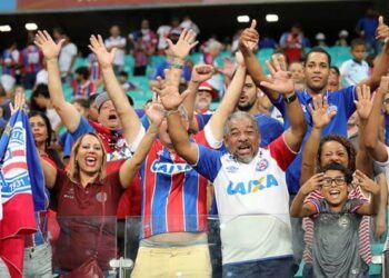 Torcida do Bahia ganha título inédito como a que mais consome cerveja no Brasil, revela estudo