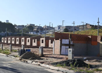 Polêmica em Campinas: Construção de casas populares de 15m² gera críticas e debate sobre direito à moradia