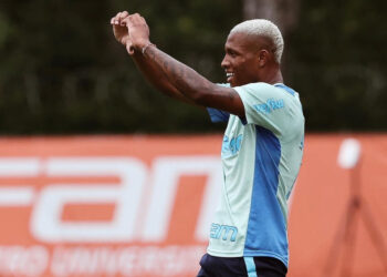 Jogador do Nottingham Forest F.C., Danilo, convida comunidade para o primeiro bloco de rua ‘As Fazendeiras’ em Fazenda Coutos 3