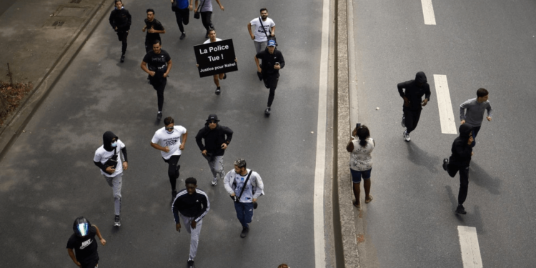 Distúrbios violentos se intensificam na França após a morte de jovem pelas mãos da polícia