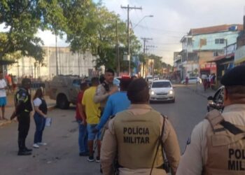 Homem é detido após soltar espada e atingir viatura policial e carro de emissora de TV em Periperi