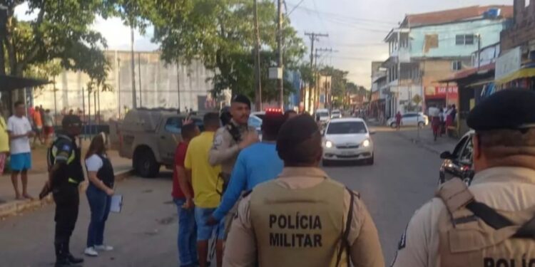 Homem é detido após soltar espada e atingir viatura policial e carro de emissora de TV em Periperi