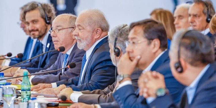 Durante cúpula de líderes sul-americanos, Lula propõe relançar Unasul