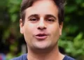 Humorista Rodrigo Scarpa revela bastidores trabalhando com Luciano Huck em podcast