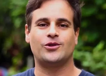 Humorista Rodrigo Scarpa revela bastidores trabalhando com Luciano Huck em podcast