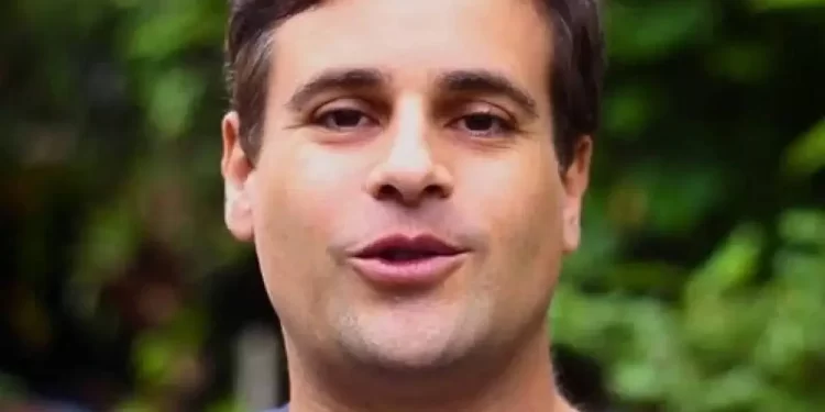 Humorista Rodrigo Scarpa revela bastidores trabalhando com Luciano Huck em podcast