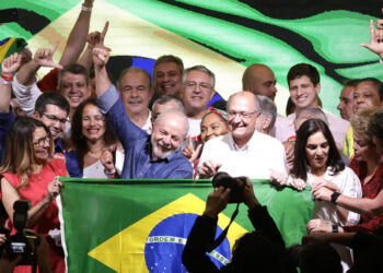 Presidente Lula considera possível candidatura para as eleições de 2026 após decisão de reeleição de Biden