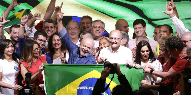 Presidente Lula considera possível candidatura para as eleições de 2026 após decisão de reeleição de Biden