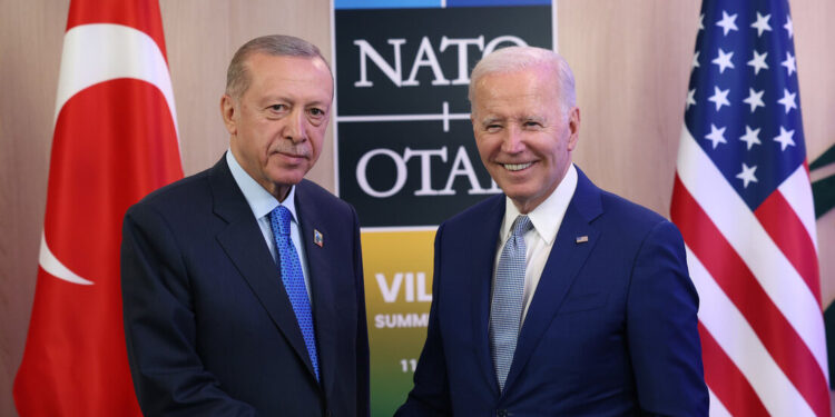 Ajuda financeira do FMI à Turquia em troca da adesão da Suécia à OTAN: Alegações de jornalista Seymour Hersh