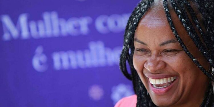 Deputada Olívia Santana lança livro “Mulher Preta na Política” durante Festival Latinidades em Brasília