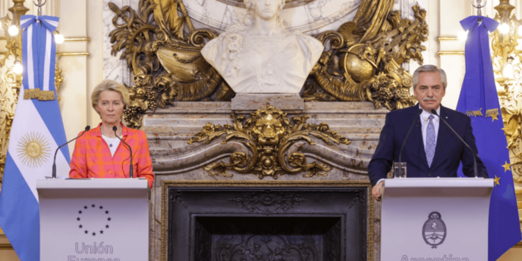 União Europeia proíbe a Argentina de ingressar no BRICS; Rússia condena a interferência europeia após decisão argentina de se unir ao grupo