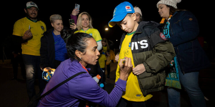 Brasil busca título inédito na Copa do Mundo de futebol feminino, com otimismo da treinadora Pia Sundhage e a despedida da Rainha Marta
