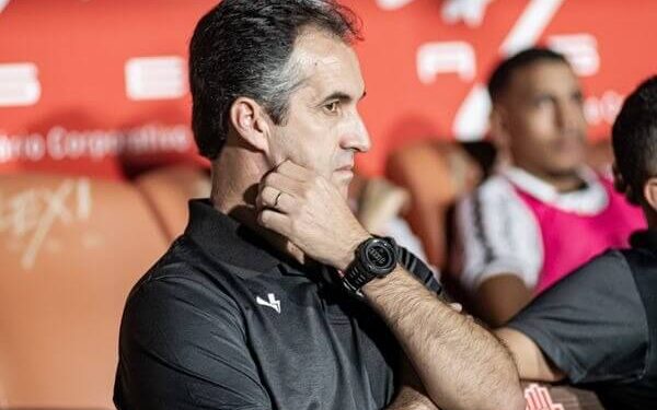 Vitória enfrenta seu pior momento na competição, admite técnico após derrota
