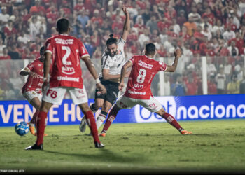 Vitória Desperdiça Chance de Retornar ao G4