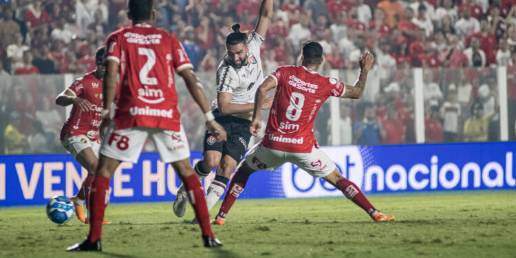 Vitória Desperdiça Chance de Retornar ao G4