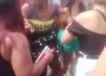 Mulher é baleada durante desfile do “Bando Anunciador de Sant’Ana” em Feira de Santana