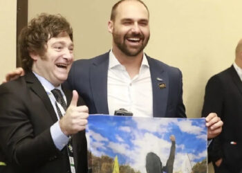 Vitória de Javier Milei nas eleições primárias argentinas é celebrada pela ultradireita brasileira