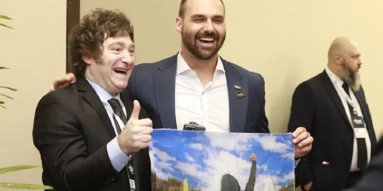 Vitória de Javier Milei nas eleições primárias argentinas é celebrada pela ultradireita brasileira