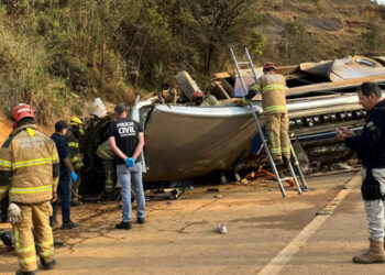 Acidente de ônibus deixa sete mortos e 27 feridos em Minas Gerais