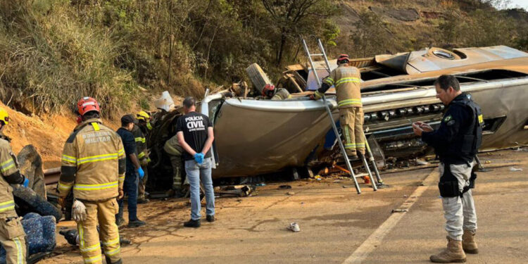 Acidente de ônibus deixa sete mortos e 27 feridos em Minas Gerais