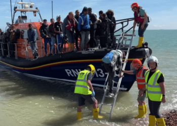 Governo Britânico Considera o Uso de Pulseras Eletrônicas para Controlar a Migração Ilegal