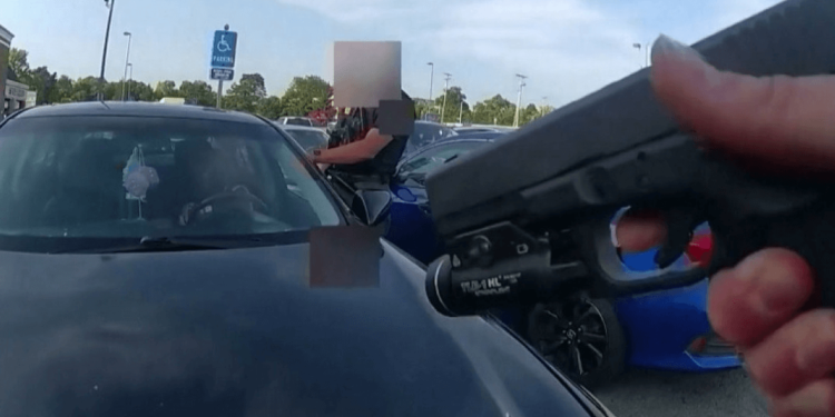 Drama nos Estados Unidos: Um policial matou uma mulher negra grávida que se recusou a sair de seu carro