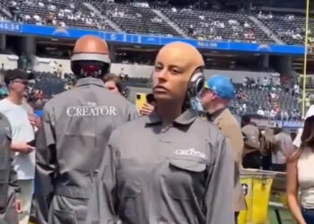 Humanóides controlados por IA causam temor em jogo de futebol americano