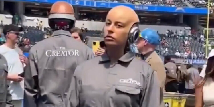 Humanóides controlados por IA causam temor em jogo de futebol americano