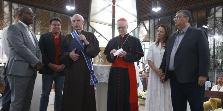 Padre Júlio Lancellotti Recebe Medalha da Ordem do Mérito
