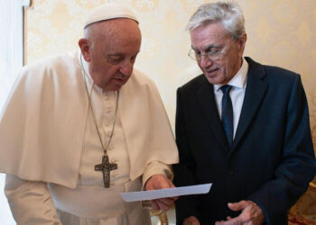 Caetano Veloso pede ação do Papa contra a violência no Brasil