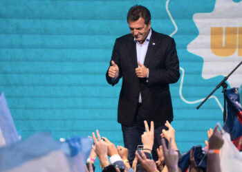 Argentina: Candidato presidencial Sergio Massa recebe apoio de governadores de todo o país