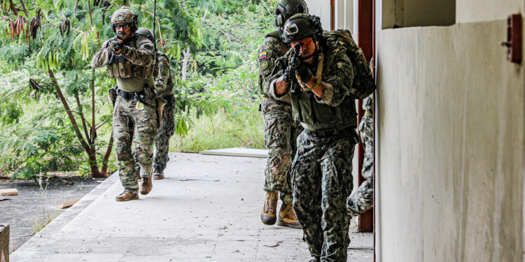 Equador permite presença militar dos EUA para operações antidrogas no mar