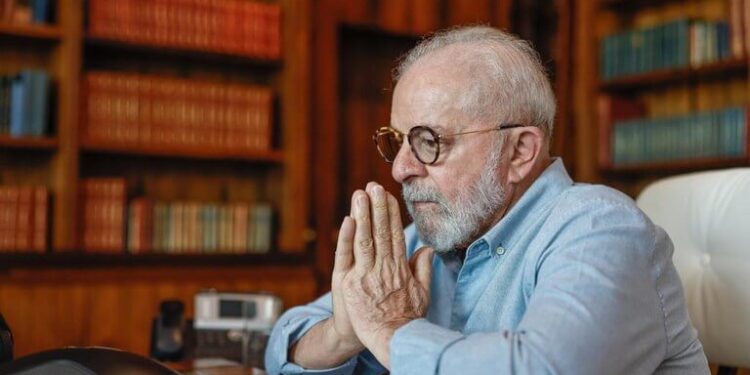 Presidente Luiz Inácio Lula da Silva (PT) Conversa com o Presidente da Autoridade Palestina sobre a Situação na Faixa de Gaza